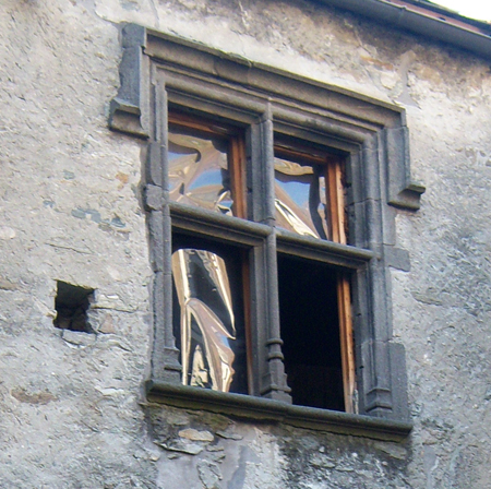 Détail d'une fenêtre à meneaux. Maison forte et Tour de Ville, XIIe s., commune d'Arnad. 