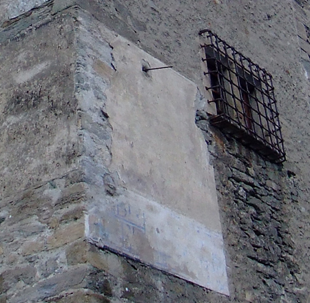 Détail du cadran solaire. Maison forte, dite "Château d'Avise", fin XVe s., commune d'Avise. 